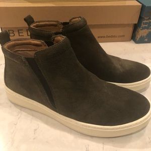 Italian leather size 7.5 wedge sneaker